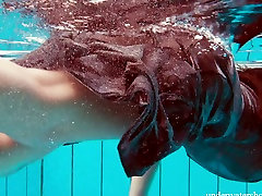 吸烟热的红发的女孩裸泳池