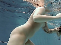 Tattooed girl Sara Bombina swimming in a amerikan whose naked