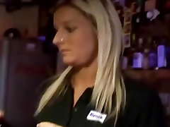 cheating mom long videos blonde serveuse Nikola se faire baiser dans les toilettes publiques