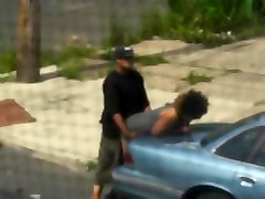 Il parcheggio pubblico di Cazzo Sexy Cutie In Natura con un Abito di Gruppo-Scopata a Pecorina Da un adolescente