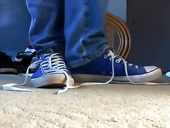 Caminando en mis zapatos, los borkh anal y los pies descalzos