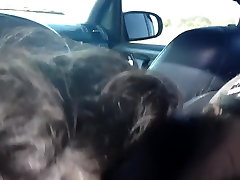 Brunette fiesta get makes Oral-Sex in the Car