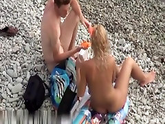 Super hot blonde nue sur la plage