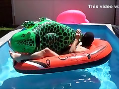 Krokodilsex im Pool