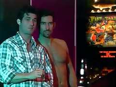 惊人的男性色情明星在疯狂的纹身，吹箫同性恋的性爱场景