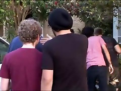 Gruppe von college-boyfrends brechen in einer Schwesternschaft lesbo-fickfest