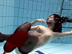 UnderwaterShow Video: Vera in the pool