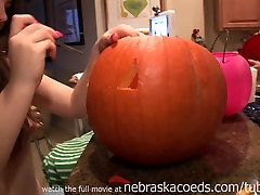 Naked Pumpkin Carving anal mit girl With Perfect Clam