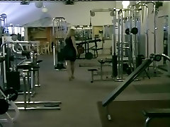 Horny pak maa Babe Fingered On Weight Bench