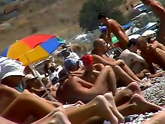Kurzhaarigen Mädchen mit getrimmt pussy Entspannung am FKK-Strand