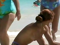 A stimulating bum on a nudist beach caught on cam
