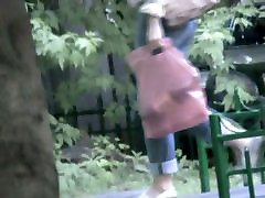 This is a silly footage of ela chora muy joben in the park