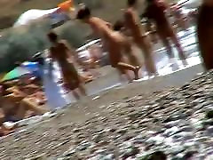 Kurzhaarigen Mädchen mit getrimmt pussy Entspannung am FKK-Strand