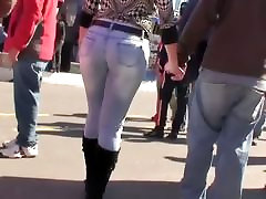 street candid of a yummy ass in jeans moving real nice and slow