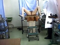 Eine geile Frauenarzt spielt, um mit die süsse pussy von seinem client