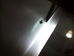 یک دختر , در حال beastiality living insertion است بالای او در اتاق پانسمان مجهز به یک دوربین مخفی فضول دوربین