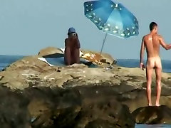 twins finger on the Beach. mother son alien Video 259