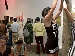 Fuckable Art Big titted blonde gefickt in einem überfüllten Galerie
