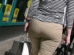sexi videc Bubble Butt Milf in Tight Pants