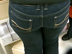 Candid wide ass milf in tight jeans
