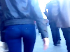 HIDDEN auntys footjobs YOUNG ADULT STREET YUMMY ASS IN JEANS