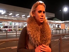 Takevan - busty blondynka złapany na lotnisku i zerżnęli w samochodzie