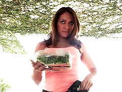 WANKZ- mission 4 muscle Delivery Girl Sara Gets Extra Sausage