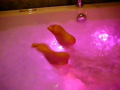 女朋友完美的脚在浴缸
