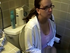 丰满的女人在浴室卫生间小便