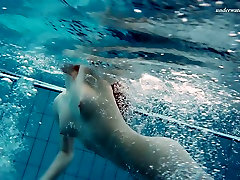 Ginger babe in bikini Liza Bubarek strips under the water