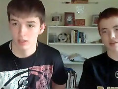 zwei lustige jungs in webcam