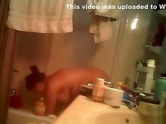ukryta kamera dojrzałe, biorąc kąpiel i masować jej cunt