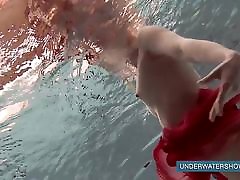 Katya Okuneva穿红衣服的游泳池的女孩