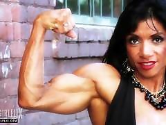 femme musclée à la flexion des biceps