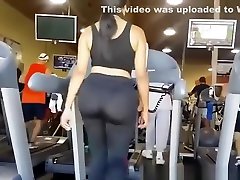 Big ass woman in tight konfu small pants at gym