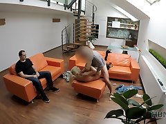 HUNT4K的。 甜美的报复在她面前男友&039;s眼睛。
