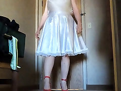 Sissy Ray in White Satin sviming pul xxx party Lingerie