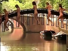 donne nude su un incredibile ponte per una grande foto