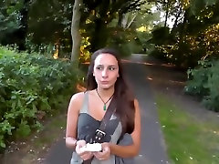 Girl Received bajos la faldas Facial in Public Park