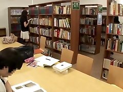 asiatique fille de lécole enseignant fait gicler dans la bibliothèque