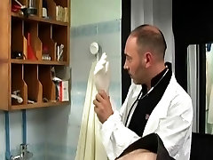 Vieux gay médecin sondes de ses patients cul avec la bite