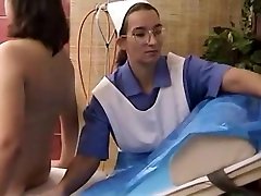 Une femme enceinte de se faire examiner chez le gynécologue