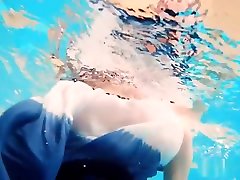 Redhead amber leynn seks swimming valattina nappi in the pool