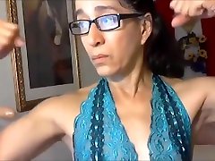 latina nonna flexex i suoi polpacci e bicipiti