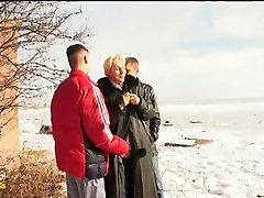 Moden Kvinde & 2 Unge Fyre - 5 Danish Title