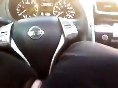красавчик прыгает в машину, чтобы дать минет