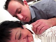 Euro granny gets massaged and pussyfucked