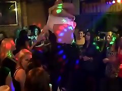 salope deuropéenne baisée par un noir à une fête