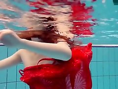 czerwony ubrany nastolatek swimming z jej oczy otwarty