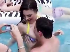 festa in piscina bagnata e selvaggia si trasforma in folle sesso di gruppo